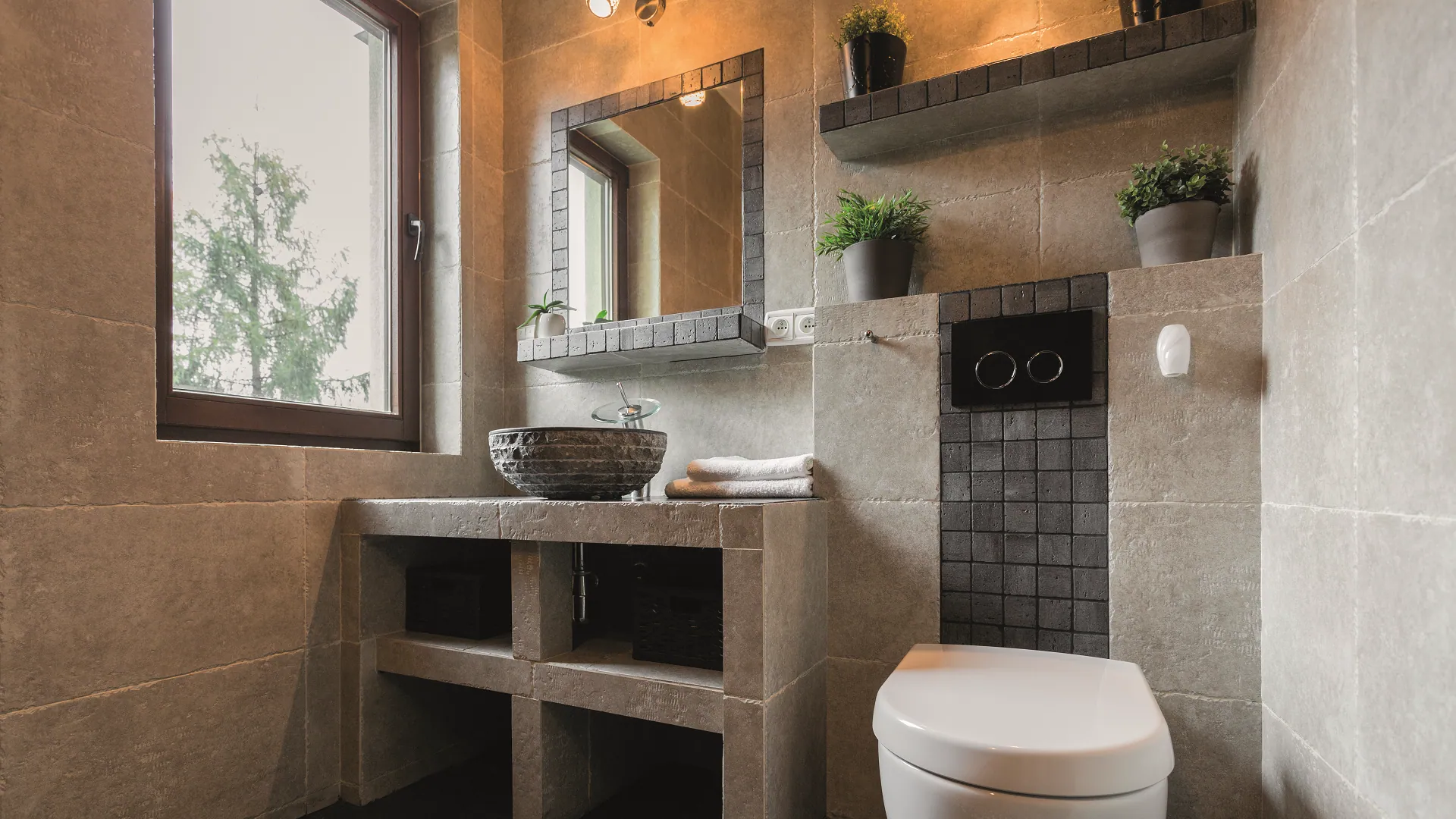Traverten kaplı banyo